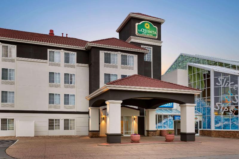 Отель La Quinta Inn And Suites By Wyndham At Watiki Waterpark