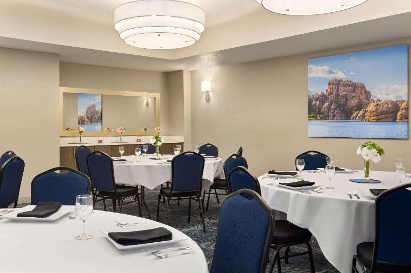 Отель La Quinta Inn And Suites By Wyndham At Watiki Waterpark