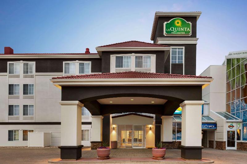 Отель La Quinta Inn And Suites By Wyndham At Watiki Waterpark