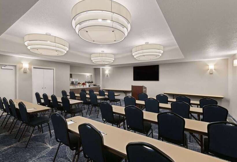 Отель La Quinta Inn And Suites By Wyndham At Watiki Waterpark