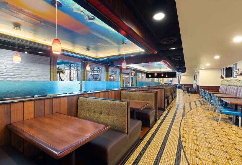 Отель La Quinta Inn And Suites By Wyndham At Watiki Waterpark