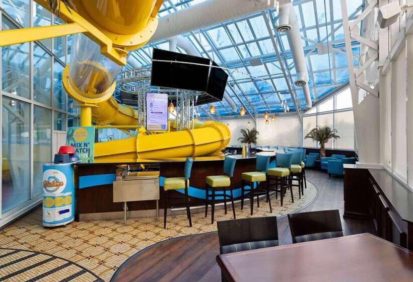 Отель La Quinta Inn And Suites By Wyndham At Watiki Waterpark