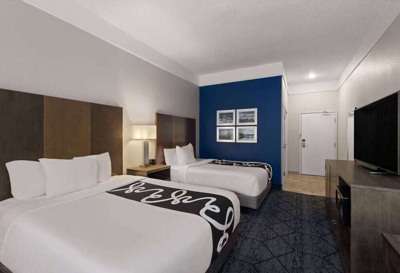 Отель La Quinta Inn And Suites By Wyndham At Watiki Waterpark