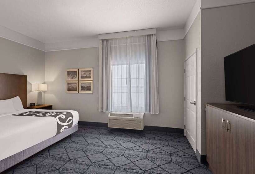 Отель La Quinta Inn And Suites By Wyndham At Watiki Waterpark