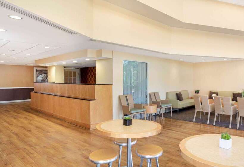 בית מלון כפרי La Quinta By Wyndham Sarasota Downtown