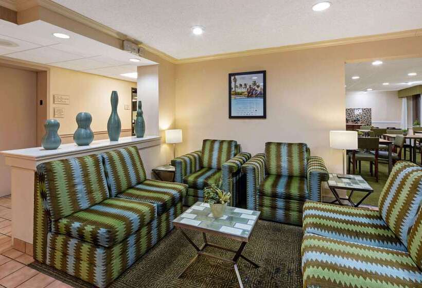 Отель La Quinta Inn & Suites By Wyndham Sawgrass