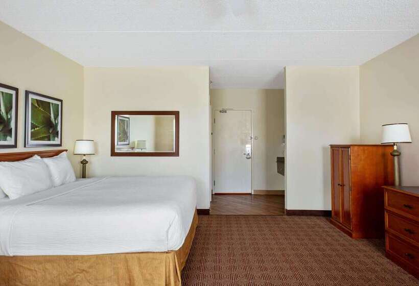 Отель La Quinta Inn & Suites By Wyndham Sawgrass