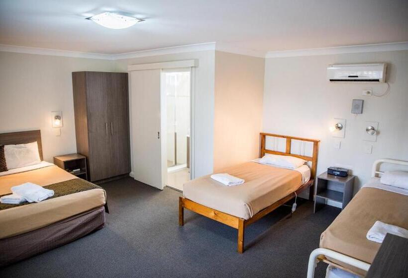 בית מלון כפרי Lilac City Motor Inn & Steakhouse