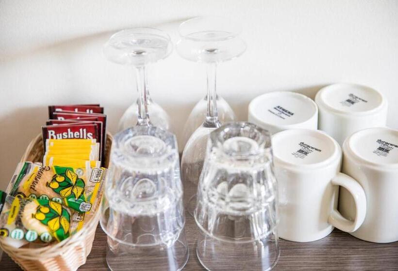 בית מלון כפרי Lilac City Motor Inn & Steakhouse