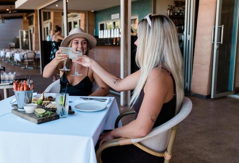 Отель Mantarays Ningaloo Beach Resort