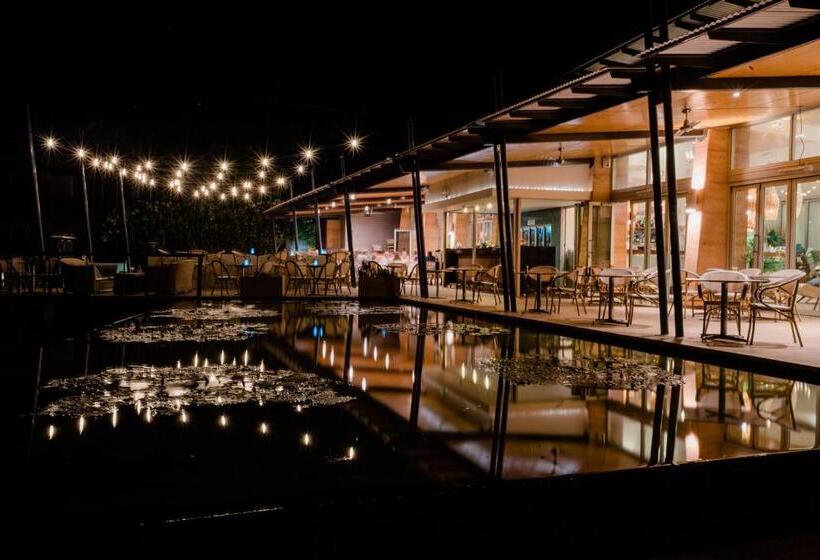 Отель Mantarays Ningaloo Beach Resort