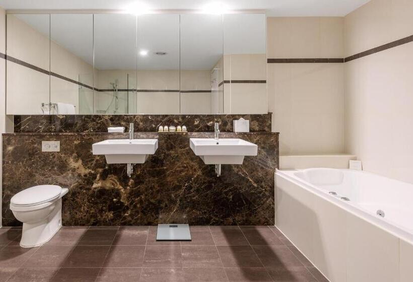 Отель Meriton Suites World Tower, Sydney