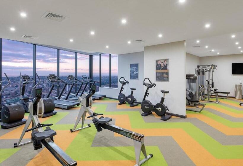 Отель Meriton Suites World Tower, Sydney