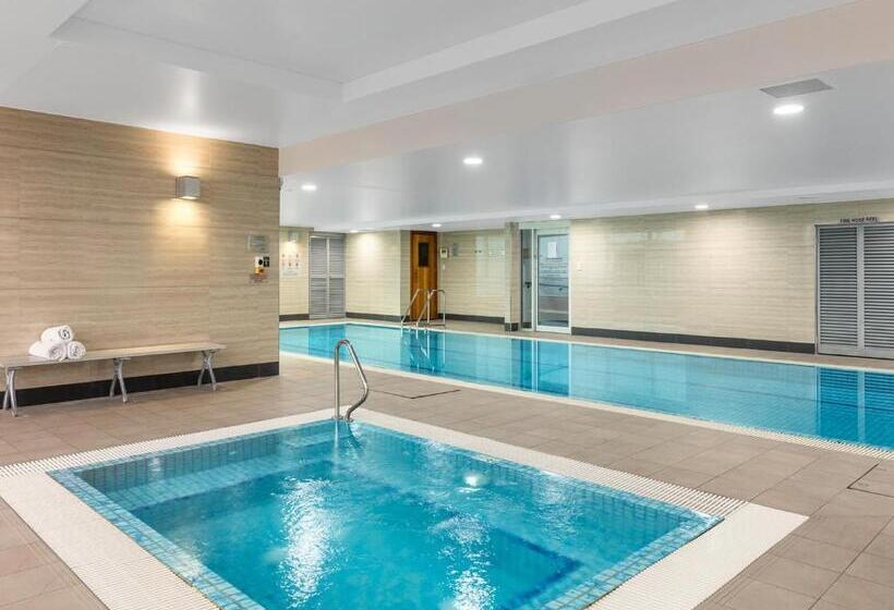 Отель Meriton Suites World Tower, Sydney