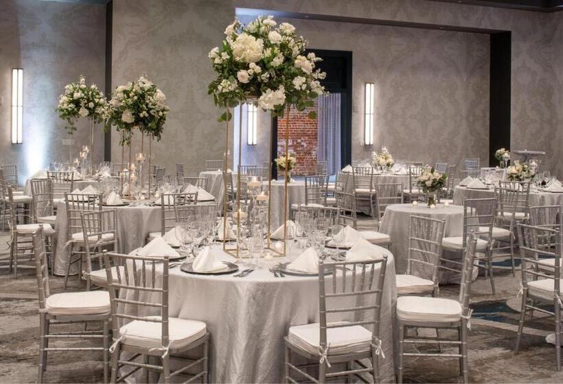 هتل New Orleans Marriott Warehouse Arts District