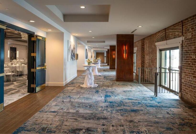 هتل New Orleans Marriott Warehouse Arts District