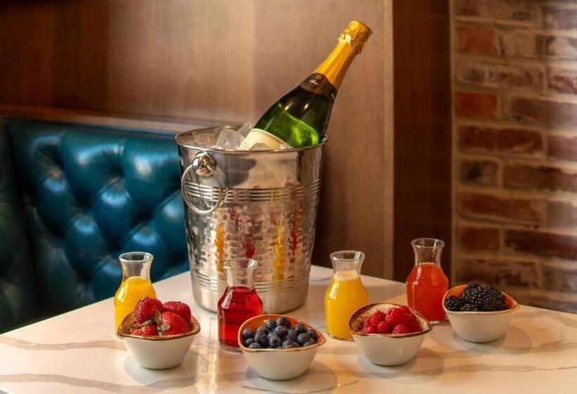 هتل New Orleans Marriott Warehouse Arts District