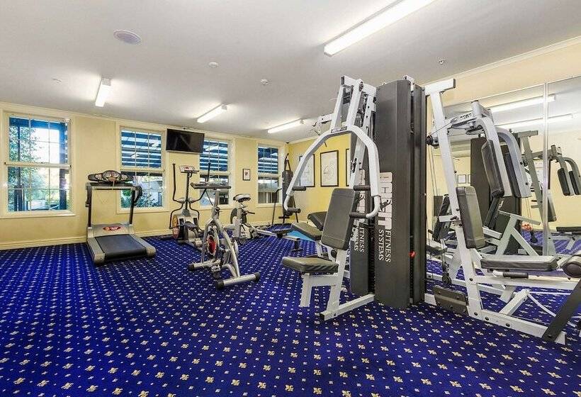 בית מלון כפרי Canterbury International