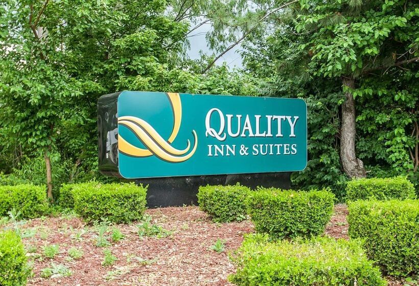 בית מלון כפרי Quality Inn & Suites Kansas City I435n Near Sports Complex