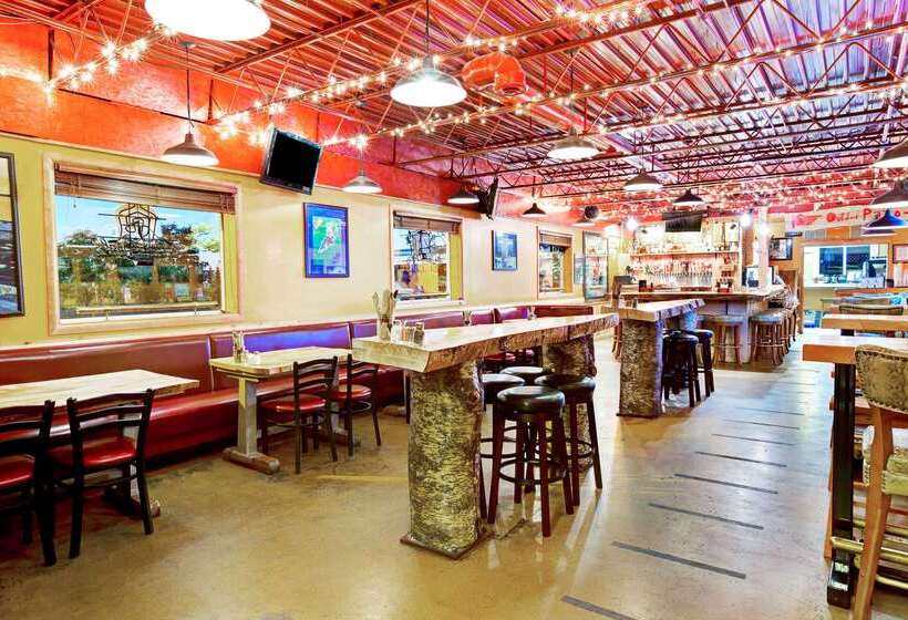 فندق Ramada By Wyndham Anchorage