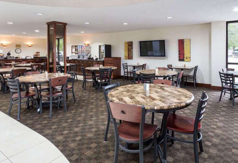 هتل Ramada By Wyndham Bettendorf