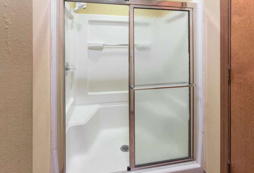 هتل Ramada By Wyndham Bettendorf