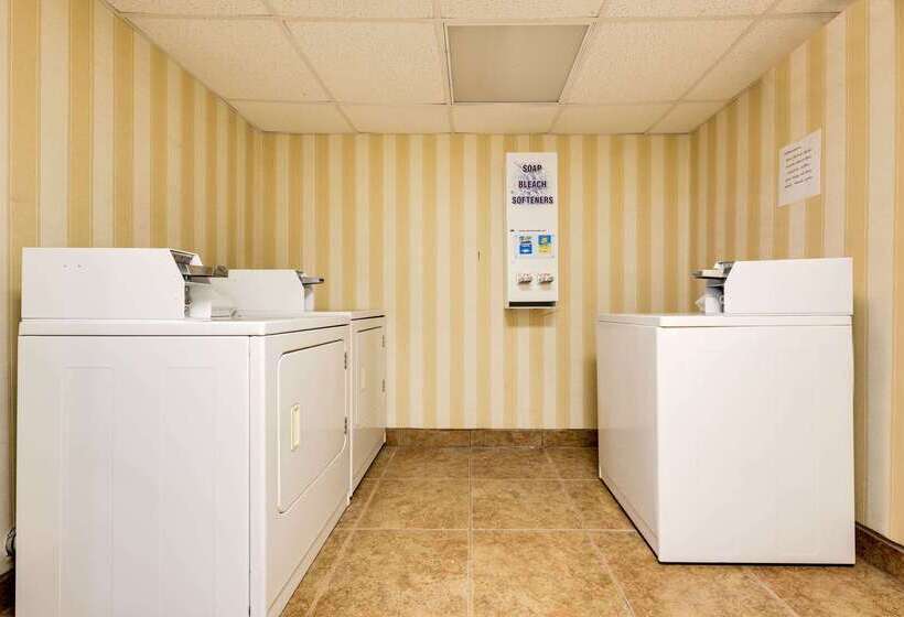 فندق Ramada By Wyndham Cleveland Airport West