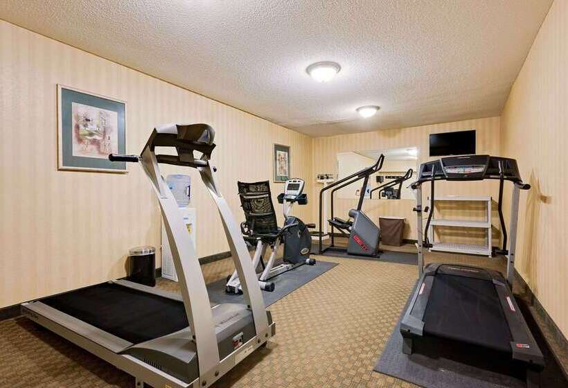 هتل Ramada By Wyndham Cleveland Airport West