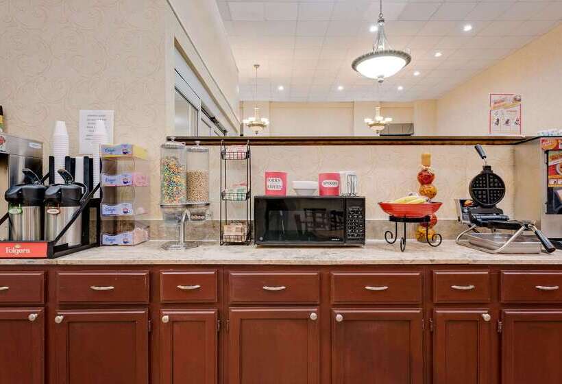 فندق Ramada By Wyndham Cleveland Airport West