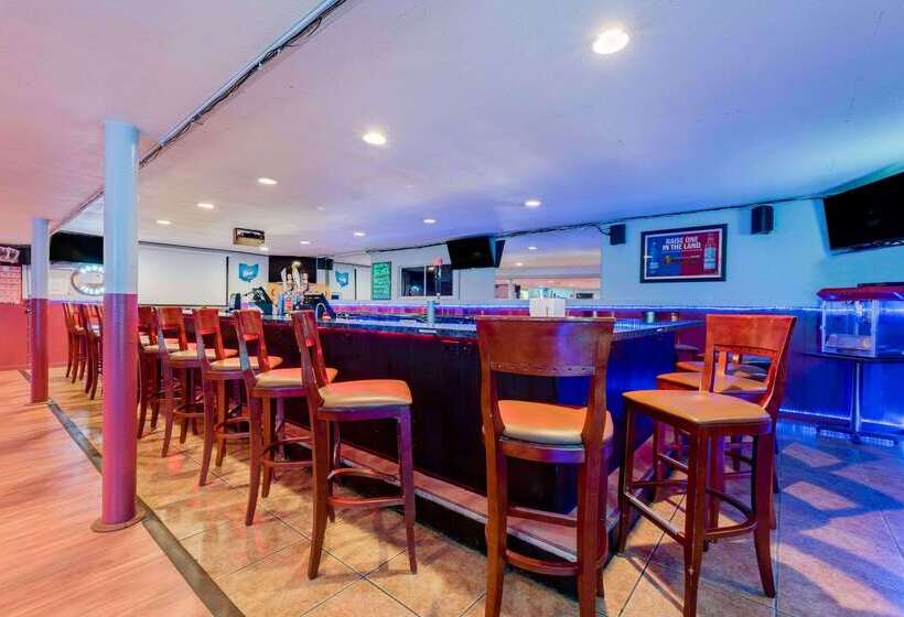 هتل Ramada By Wyndham Cleveland Airport West