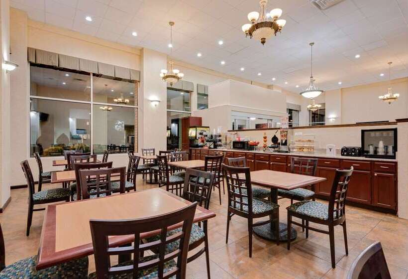 فندق Ramada By Wyndham Cleveland Airport West