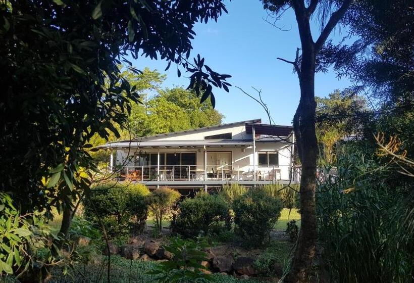 Отель Red Bridge Motor Inn