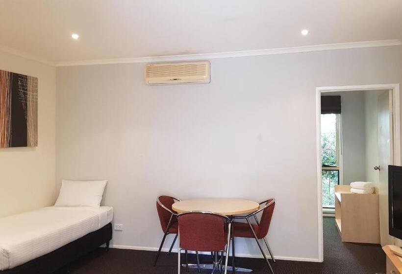 Отель Red Bridge Motor Inn