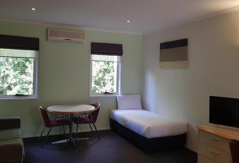 Отель Red Bridge Motor Inn