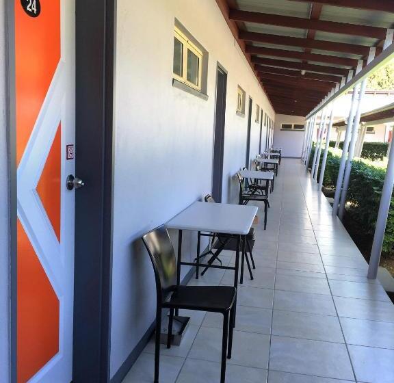 Отель Red Bridge Motor Inn