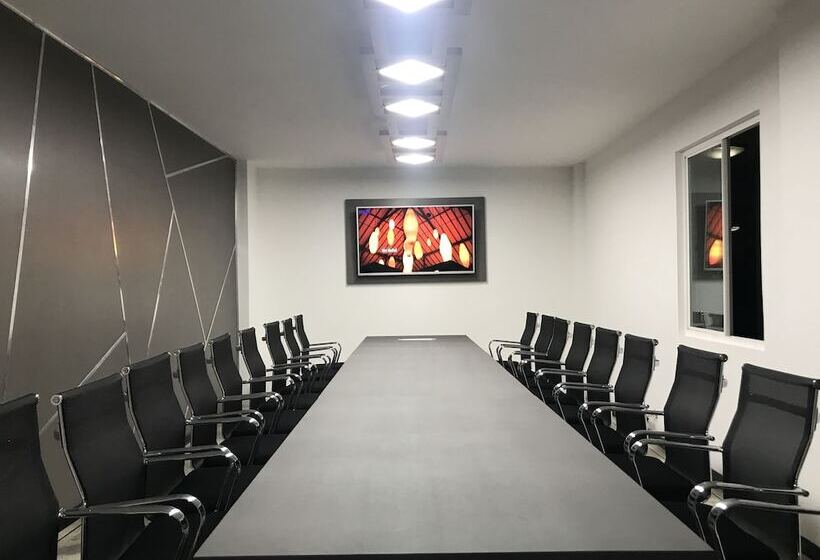 هتل San Fernando Real