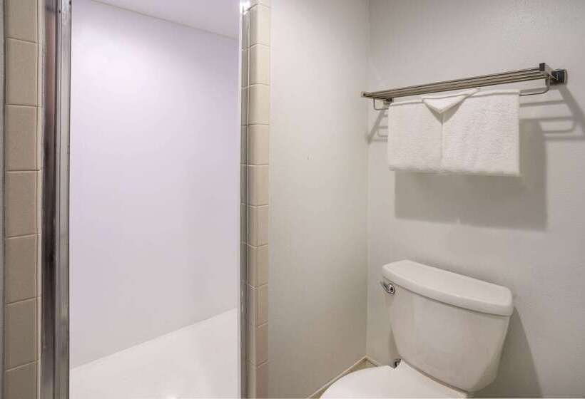 هتل Travelodge By Wyndham Appleton