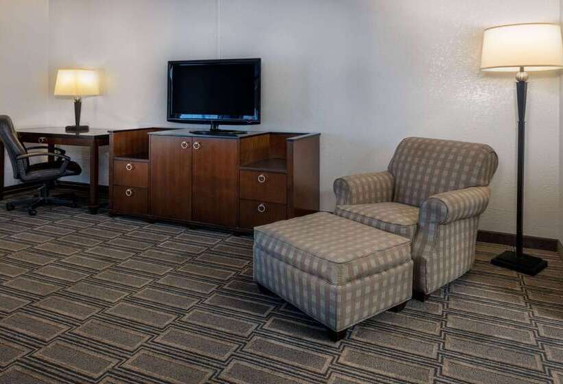 هتل Travelodge By Wyndham Appleton