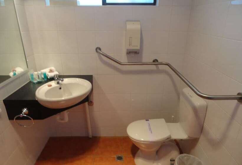 בית מלון כפרי Victoria Lodge Motor Inn & Apartments