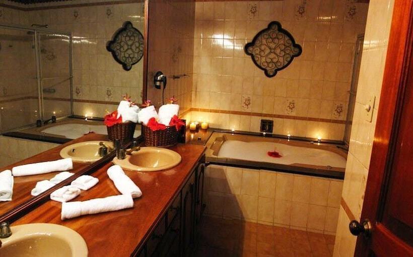 La Catalina Hotel And Suites