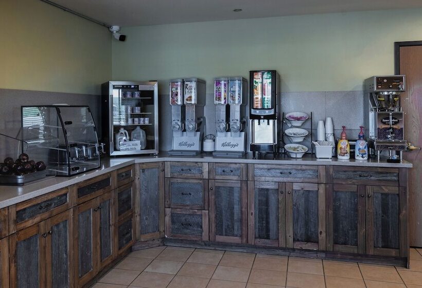 Pinedale Hotel & Suites