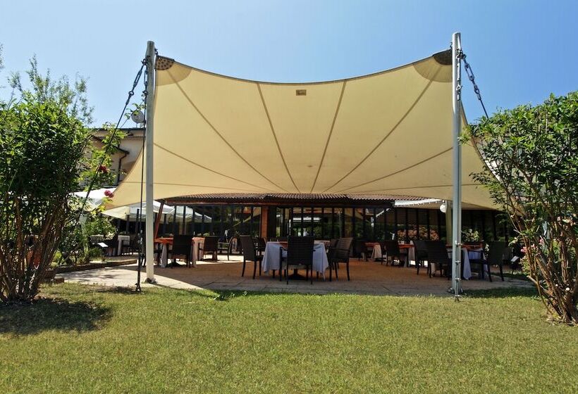 فندق Albergo Della Roccia