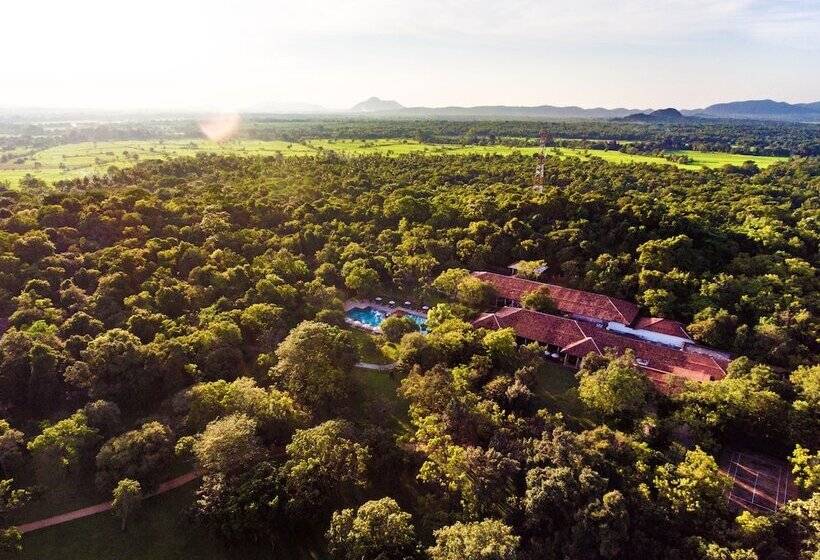 Отель Amaya Lake Dambulla