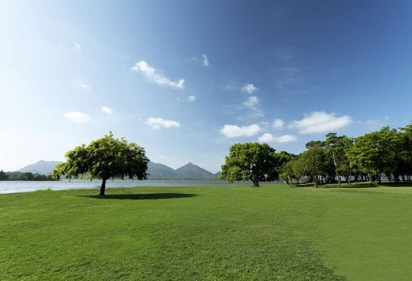 Отель Amaya Lake Dambulla