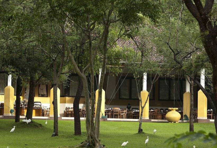 Отель Amaya Lake Dambulla