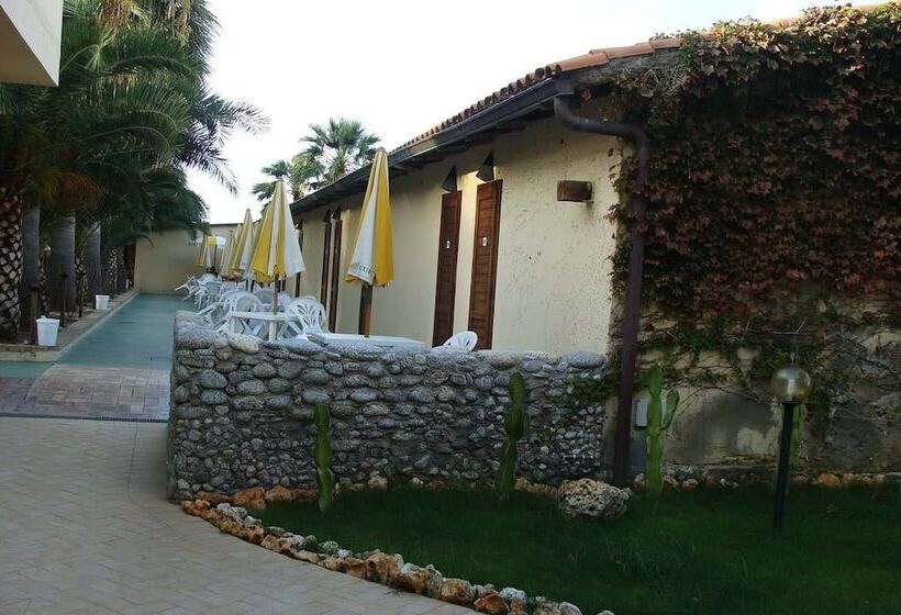 בית מלון כפרי Baia Delle Sirene Beach Resort