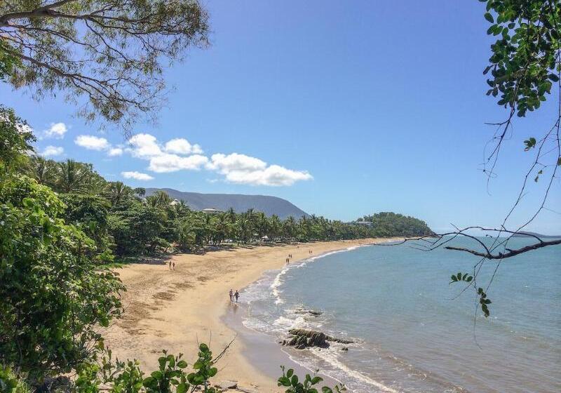 هتل Beachfront Apartments On Trinity Beach