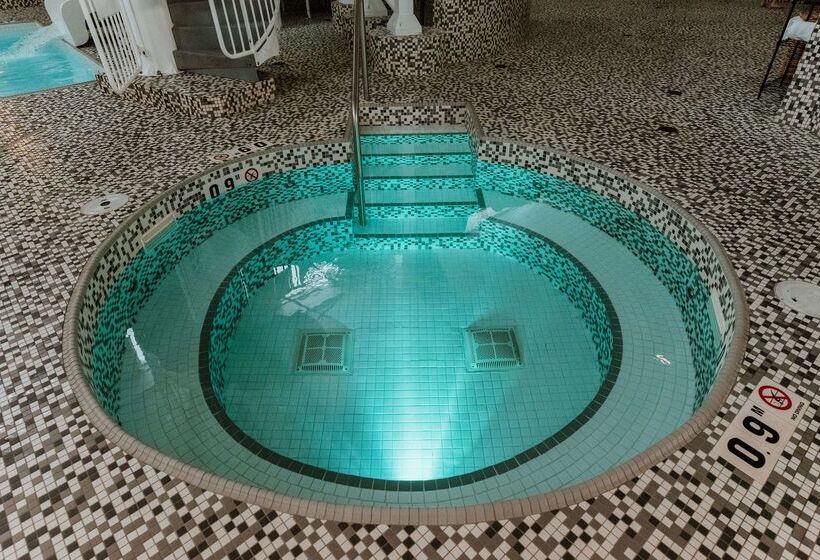 בית מלון כפרי Coast Nisku Inn & Conference Centre