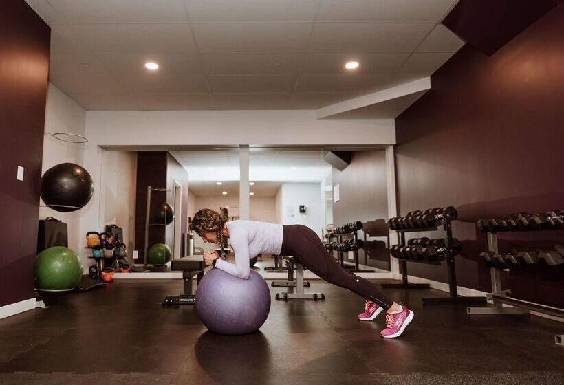 בית מלון כפרי Coast Nisku Inn & Conference Centre