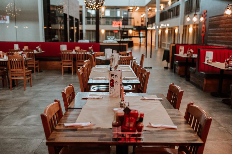 בית מלון כפרי Coast Nisku Inn & Conference Centre